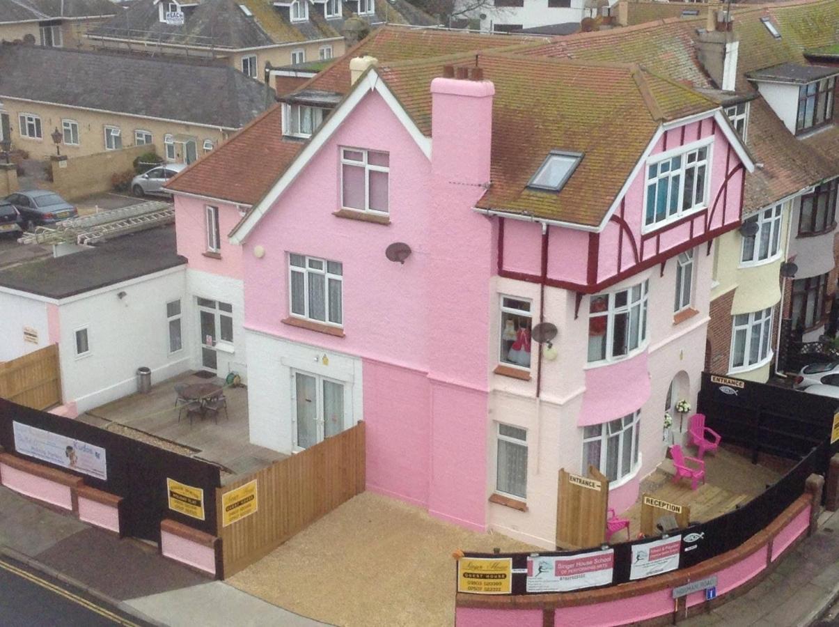 Pink House ,opposite ,sleeps 6 , 2 Bedroom Ground Floor Self Contained Garden Flat , Private Entrance , Kitchen , Guaranteed Parking ,wifi , Movies ,bathroom ,fridge , Microwave ,bedroom 1, Double Bed & 2 Single Beds ,bedroom 2 , Double Bed Paignton